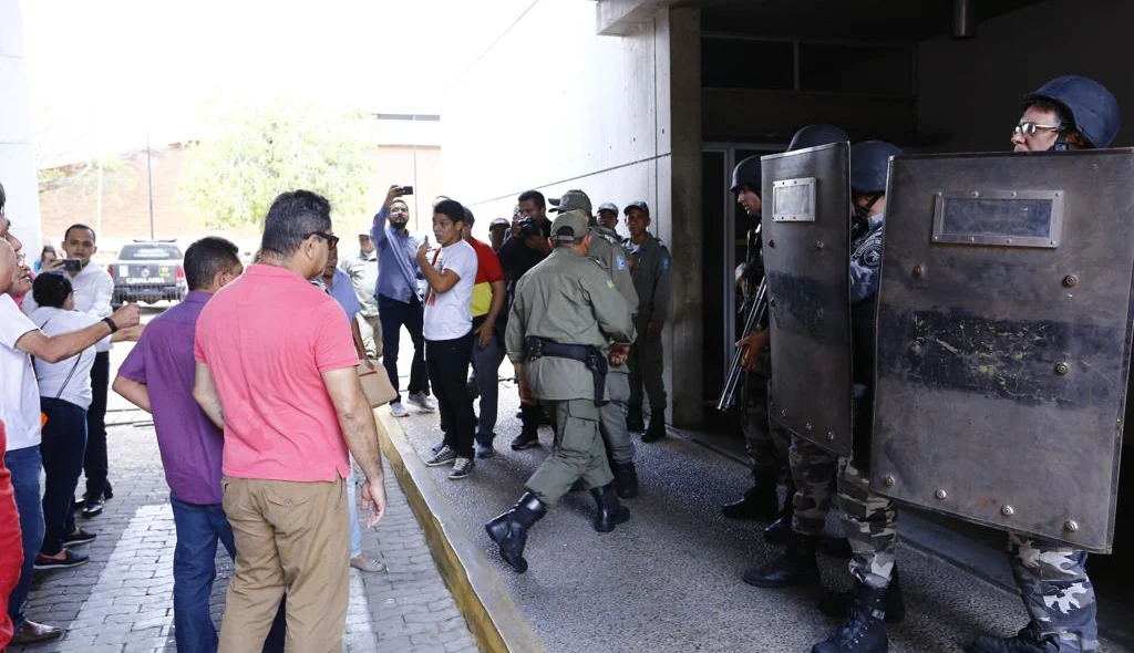Manifestação na Alepi e Polícia Militar