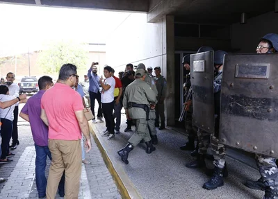 Manifestação na Alepi e Polícia Militar