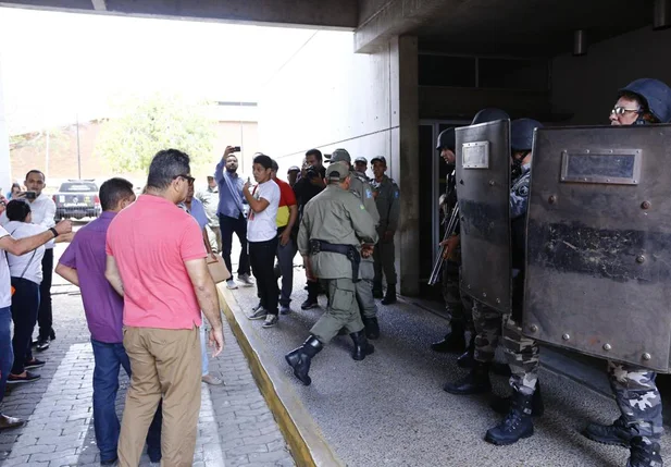 Manifestação na Alepi e Polícia Militar