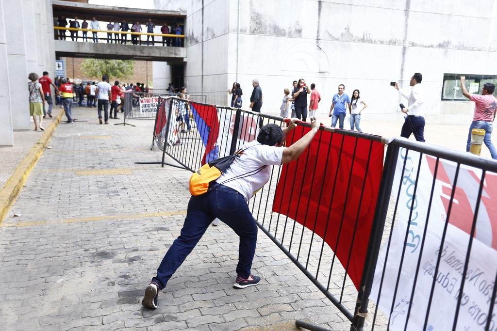 Manifestantes na Alepi