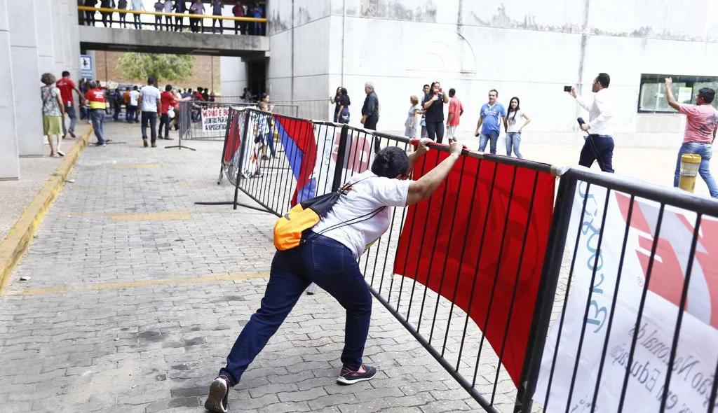 Manifestantes na Alepi