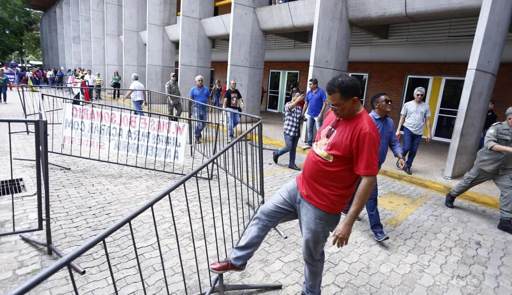 Manifestantes na Assembleia Legislativa do Piauí