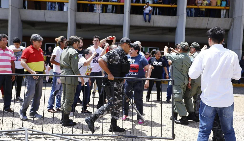 Polícia tenta conter manifestantes na Alepi