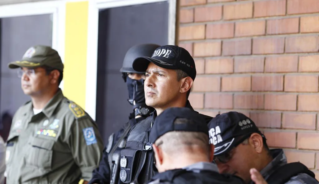 Policiais militares fazem a segurança