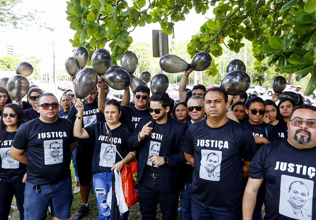 Família do radiologista Rudson Vieira realiza protesto