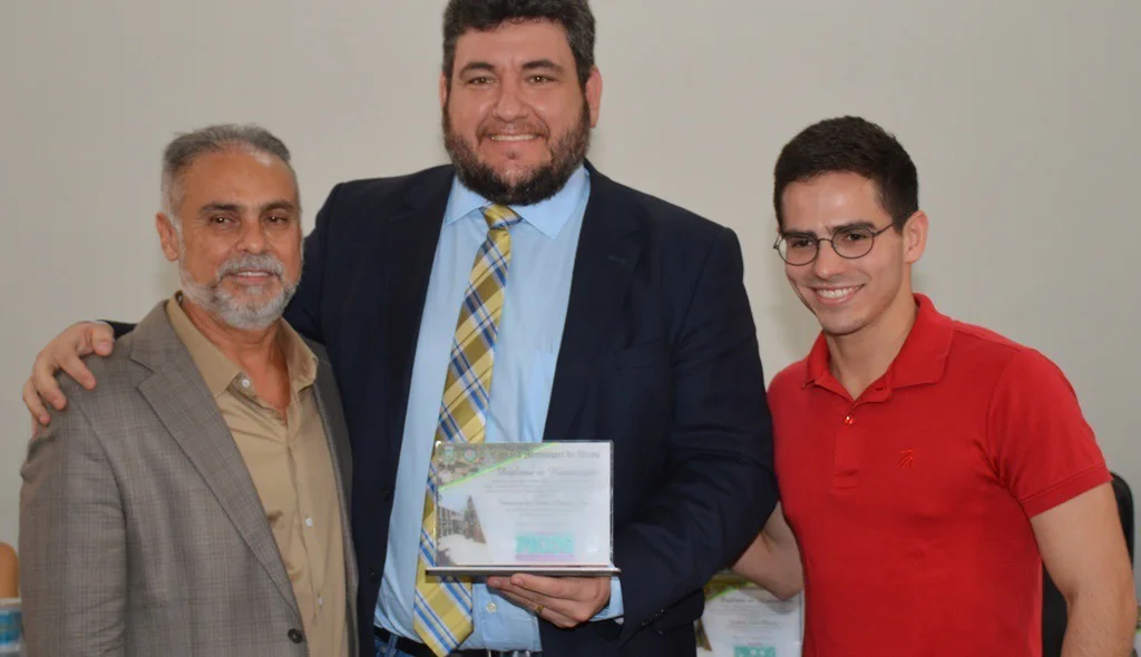 Araujinho recebe placa das mãos do presidente da Câmara Hugo Victor