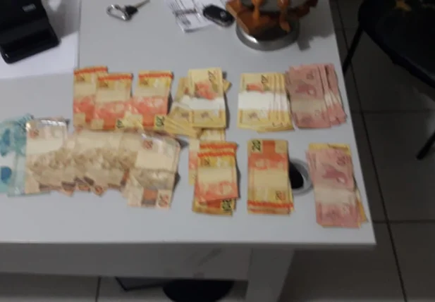 Dinheiro encontrado com o preso