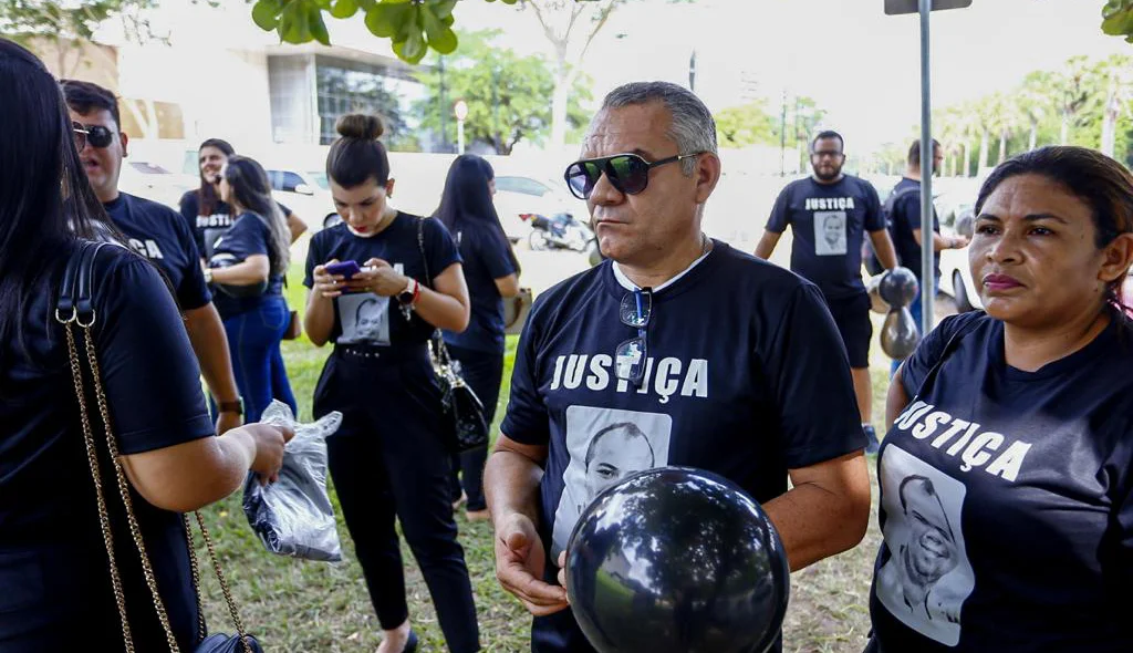 Familiares e amigos se organizando para o início da manifestação