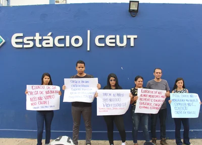 Manifestantes reunidos em frente a faculdade