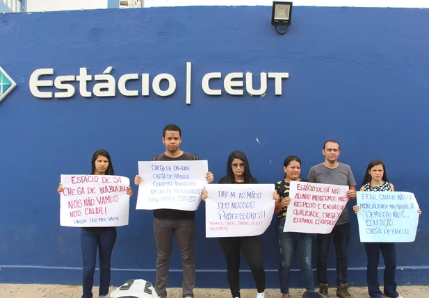 Manifestantes reunidos em frente a faculdade