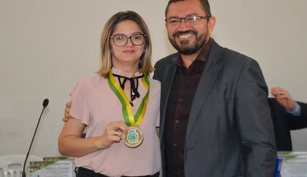 Maria Santana recebe Medalha das mãos do prefeito Padre Walmir