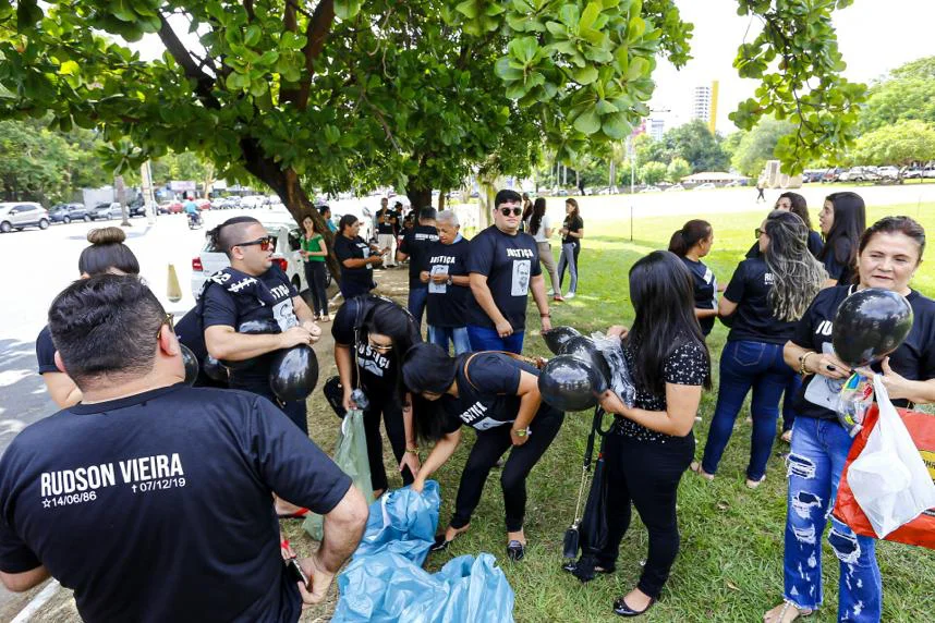 Momento de distribuição de camisetas e balões entre amigos e familiares