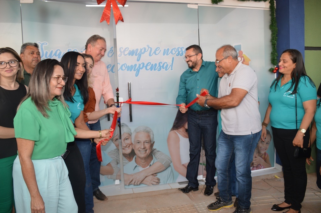 Padre Walmir inaugura obras durante aniversário da cidade