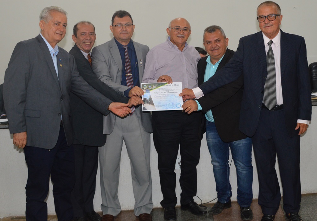 Engenheiro Rangel Moura recebe diploma
