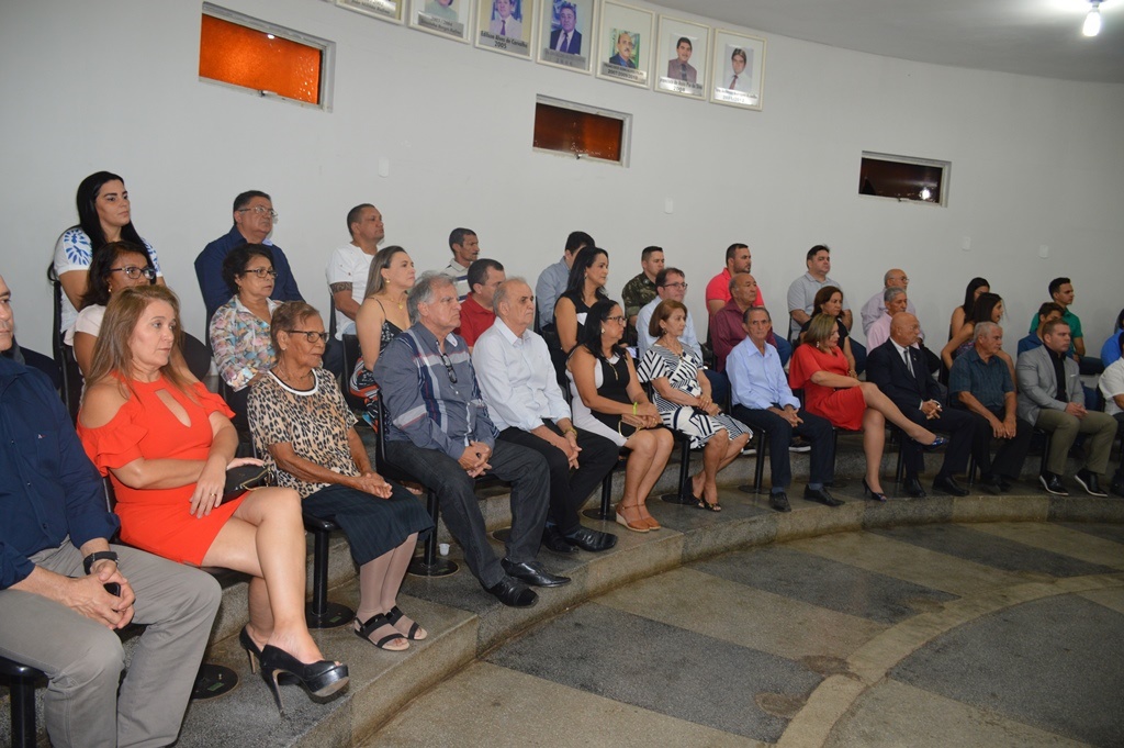 Homenageados e convidados prestigiam sessão solene