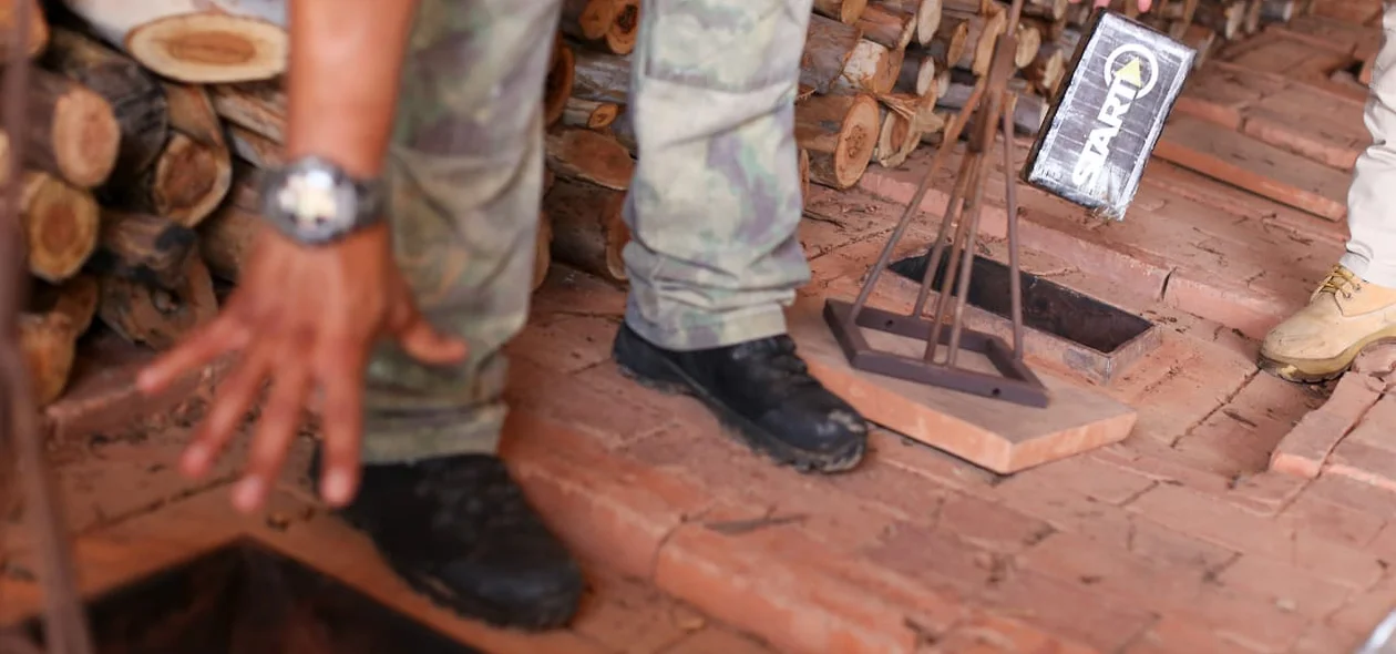 Policiais incineram cocaína apreendida pelo Greco
