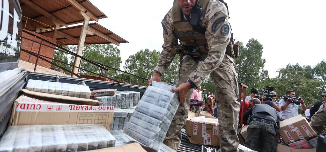 Policiais preparam cocaína para ser incinerada