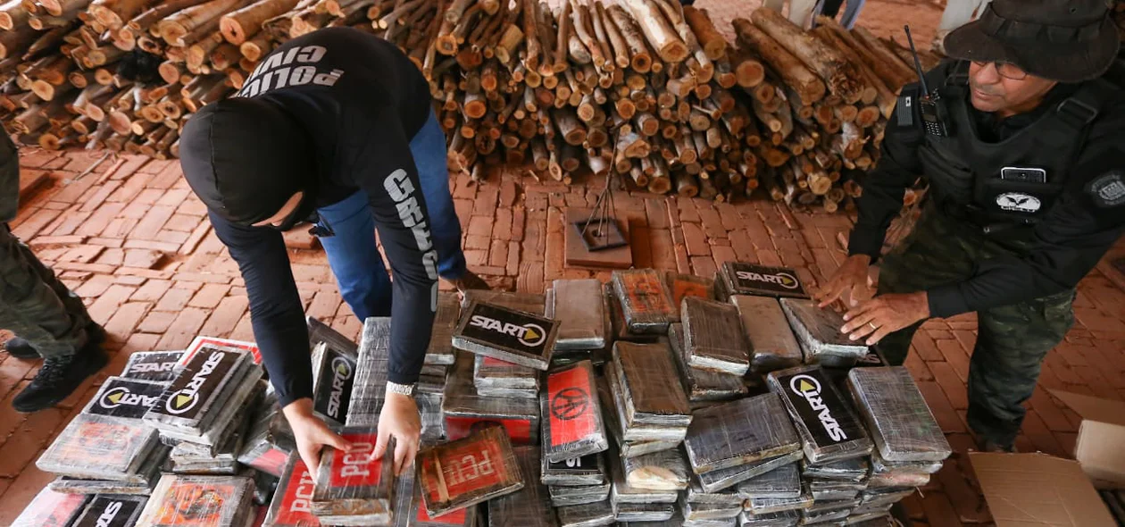 Policiais transportam cocaína apreendida