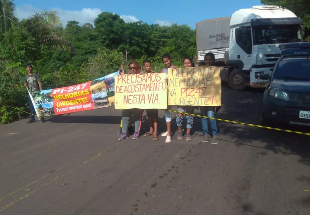 Protestantes na PI-247 em Ribeiro Gonçalves
