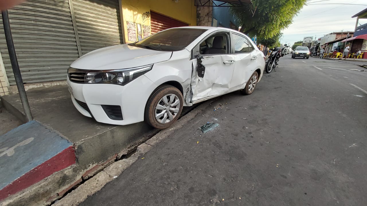 Colisão envolveu uma motocicleta e um Corolla