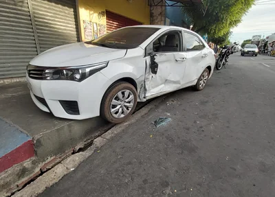 Colisão envolveu uma motocicleta e um Corolla