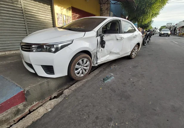 Colisão envolveu uma motocicleta e um Corolla
