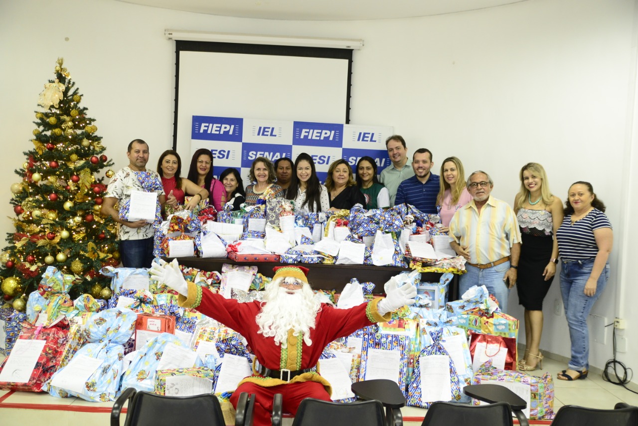 FIEPI faz doação de brinquedos para Campanha Papai Noel dos Correios