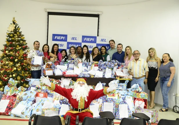 FIEPI faz doação de brinquedos para Campanha Papai Noel dos Correios