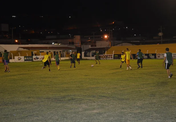 Prefeitura de Picos e Câmara de  Vereadores realizam jogo festivo