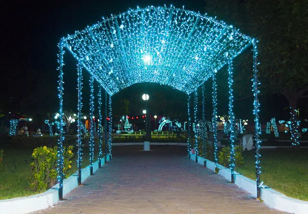 Prefeitura inaugura decoração natalina em Joaquim Pires