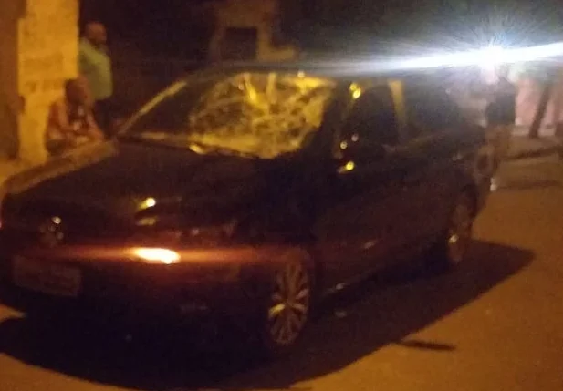 Veículo ficou parcialmente destruído após a colisão