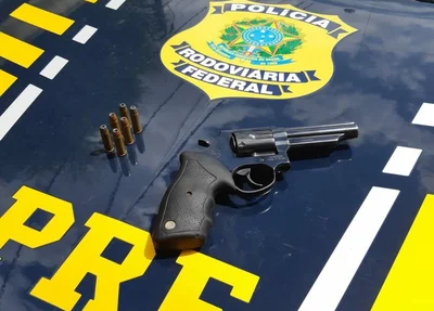 Arma apreendida pela PRF na BR 343