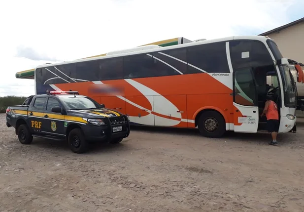 Ônibus apreendido pela Polícia Rodoviária Federal