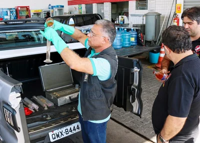 Amostras de combustíveis são coletadas