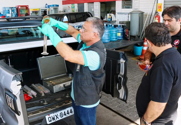 Amostras de combustíveis são coletadas