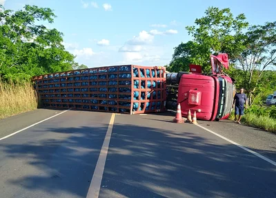 Carreta ficou atravessada na pista