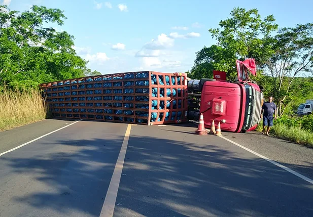 Carreta ficou atravessada na pista