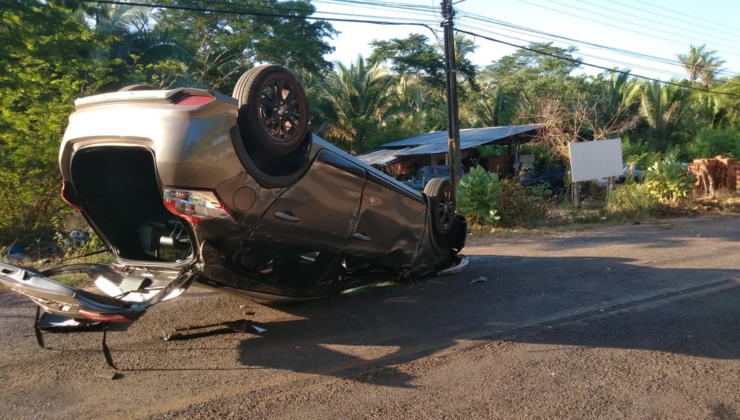 Carro capotou na Avenida Oscar Filho