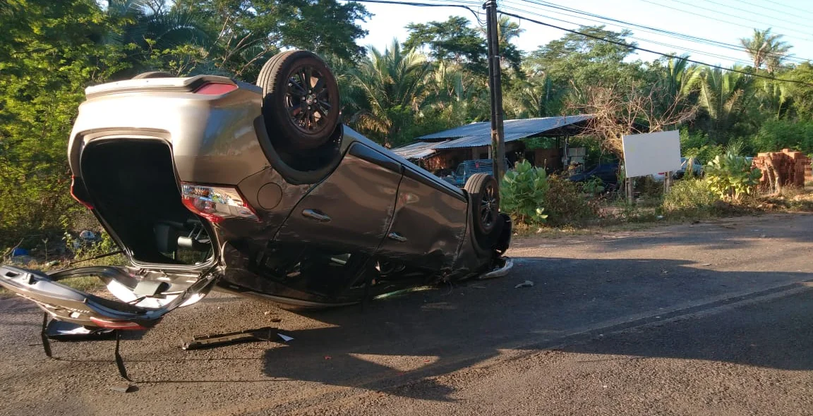 Carro capotou na Avenida Oscar Filho