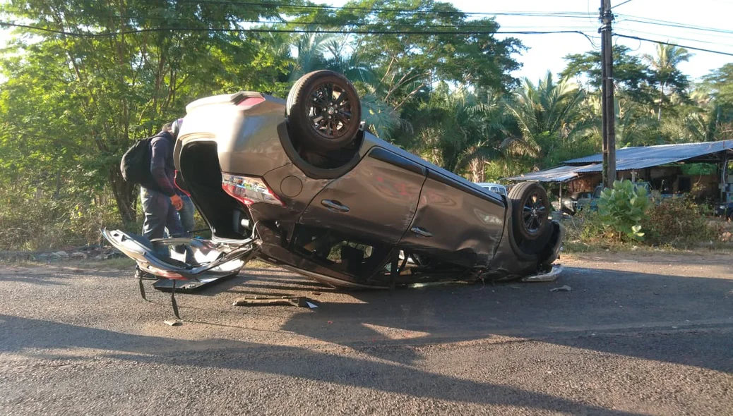 Carro capotou no bairro Socopo