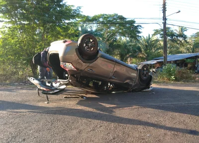 Carro capotou no bairro Socopo