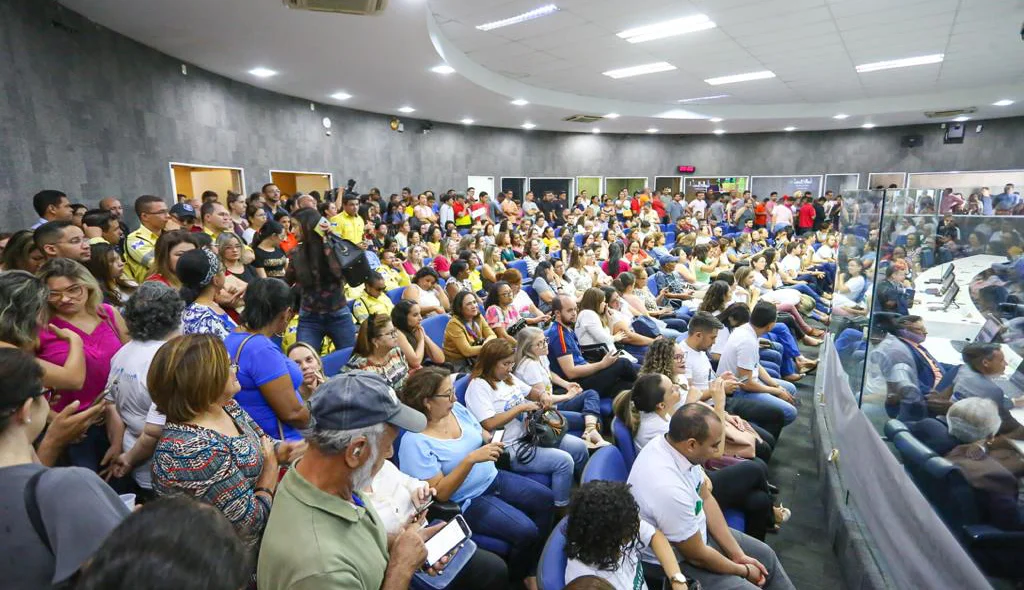 Manifestantes acompanham sessão na Câmara de Teresina