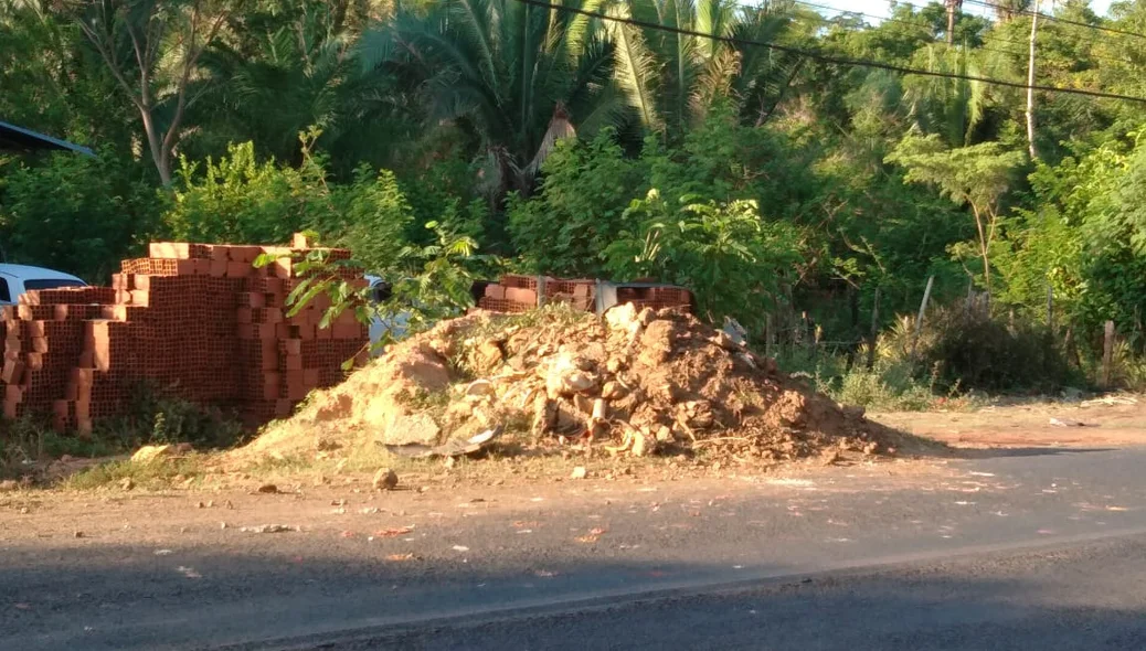 Motorista colidiu em um material de construção antes de capotar o veículo