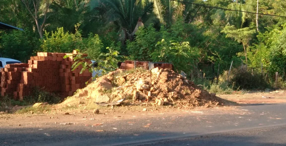 Motorista colidiu em um material de construção antes de capotar o veículo