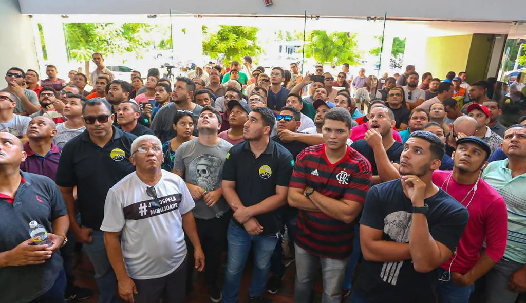 Motoristas de aplicativo protestam contra projeto na Câmara