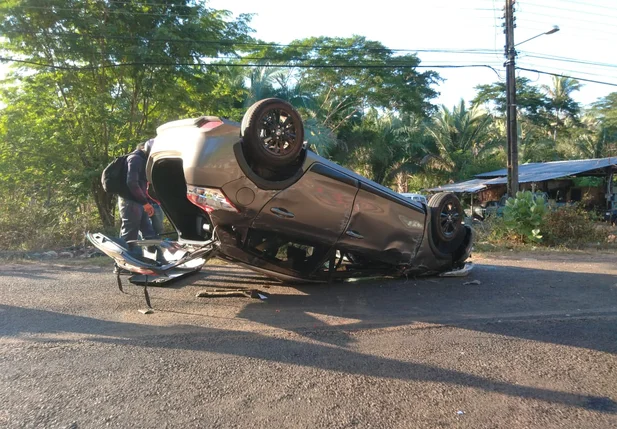 Motorista fica ferido após capotar veículo no bairro Socopo