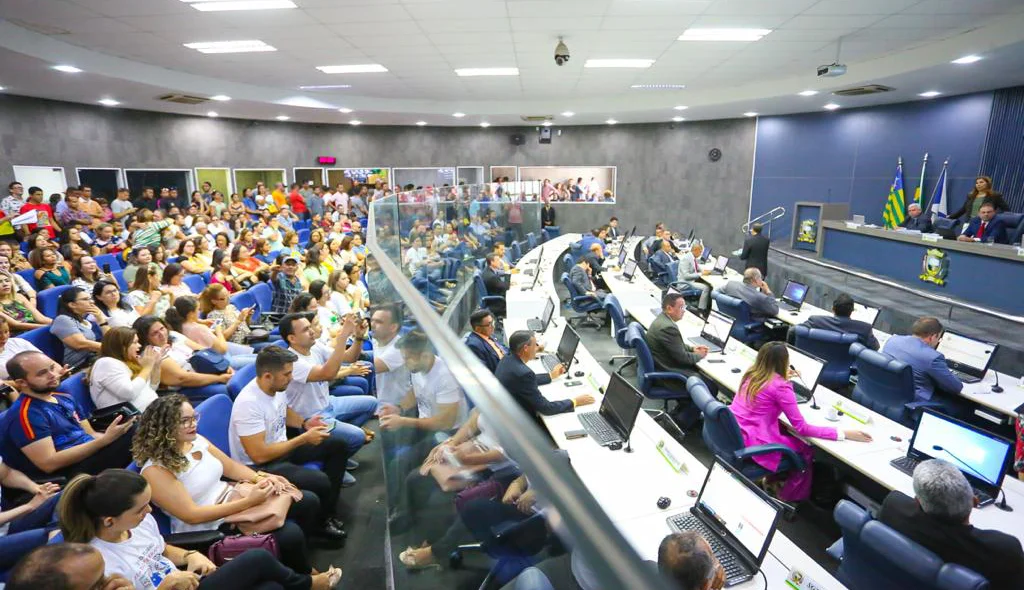 Vereadores votam projetos em sessão na Câmara