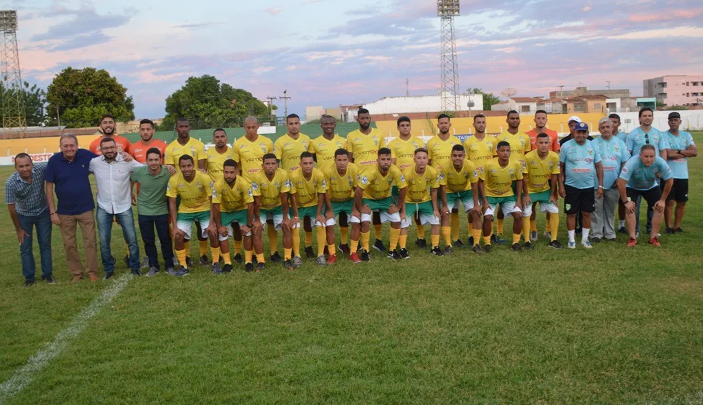 Atletas com dirigentes e a comissão técnica