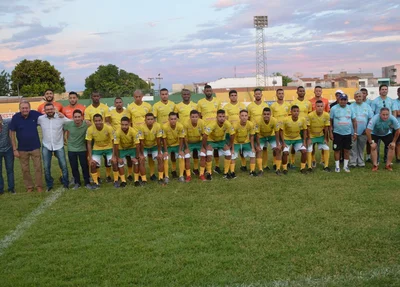 Atletas com dirigentes e a comissão técnica