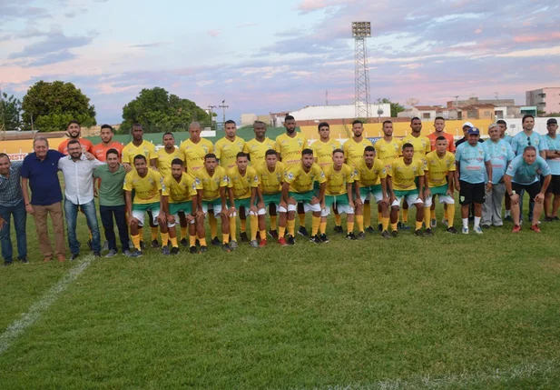 Atletas com dirigentes e a comissão técnica
